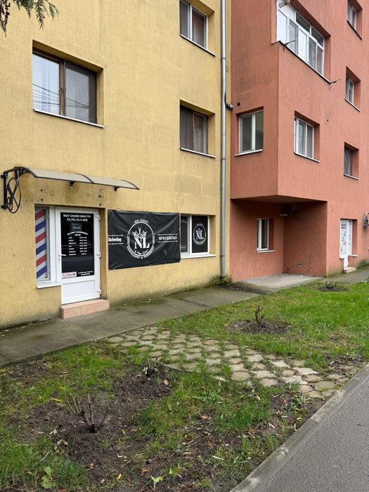 Vând apartament compus din 2 spații comerciale.