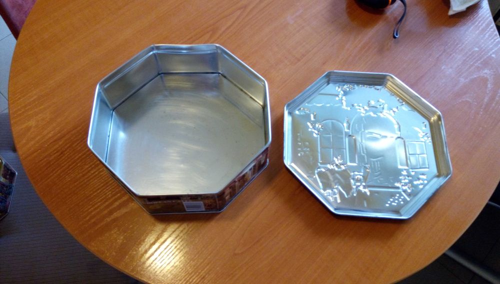 Метална кутия за бисквити  с картини на Виктор Швайко - Viktor Shvaiko