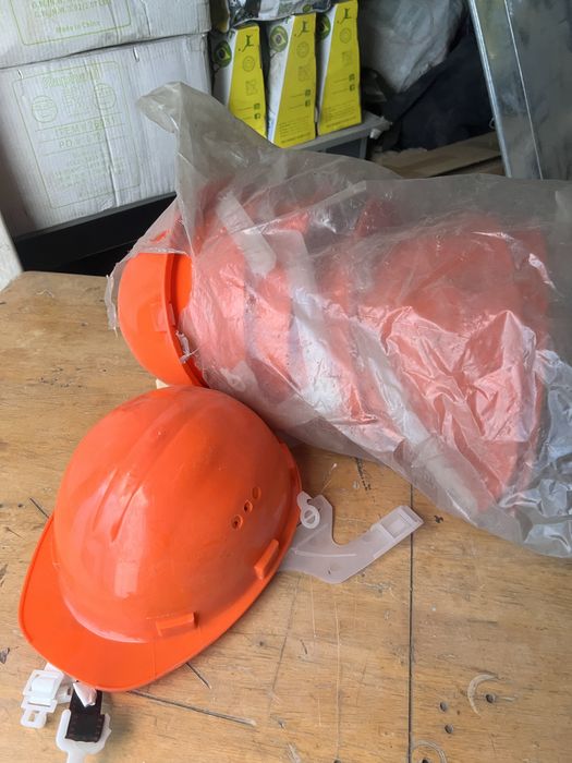 Каски строительные оранжевые новые и б/у
