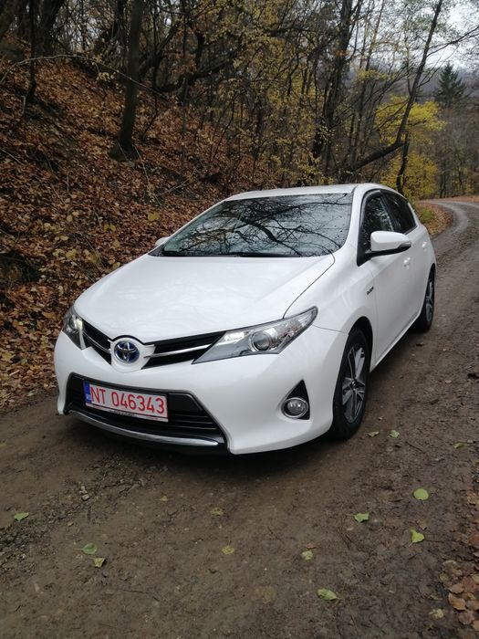 Vând Toyota auris 08 2014 automata motor  1.8 benzina hybrid
