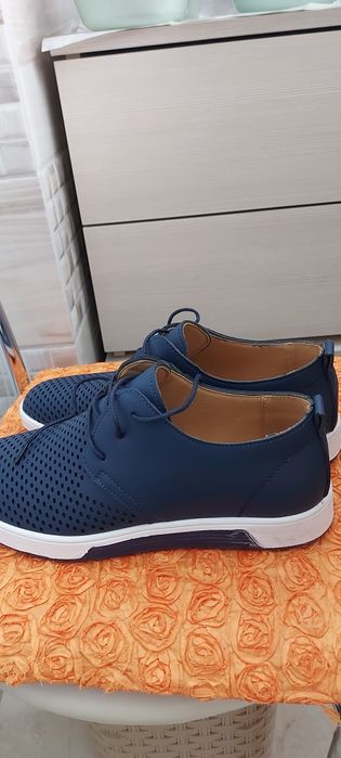 Vând pantofi noi foarte comozi..