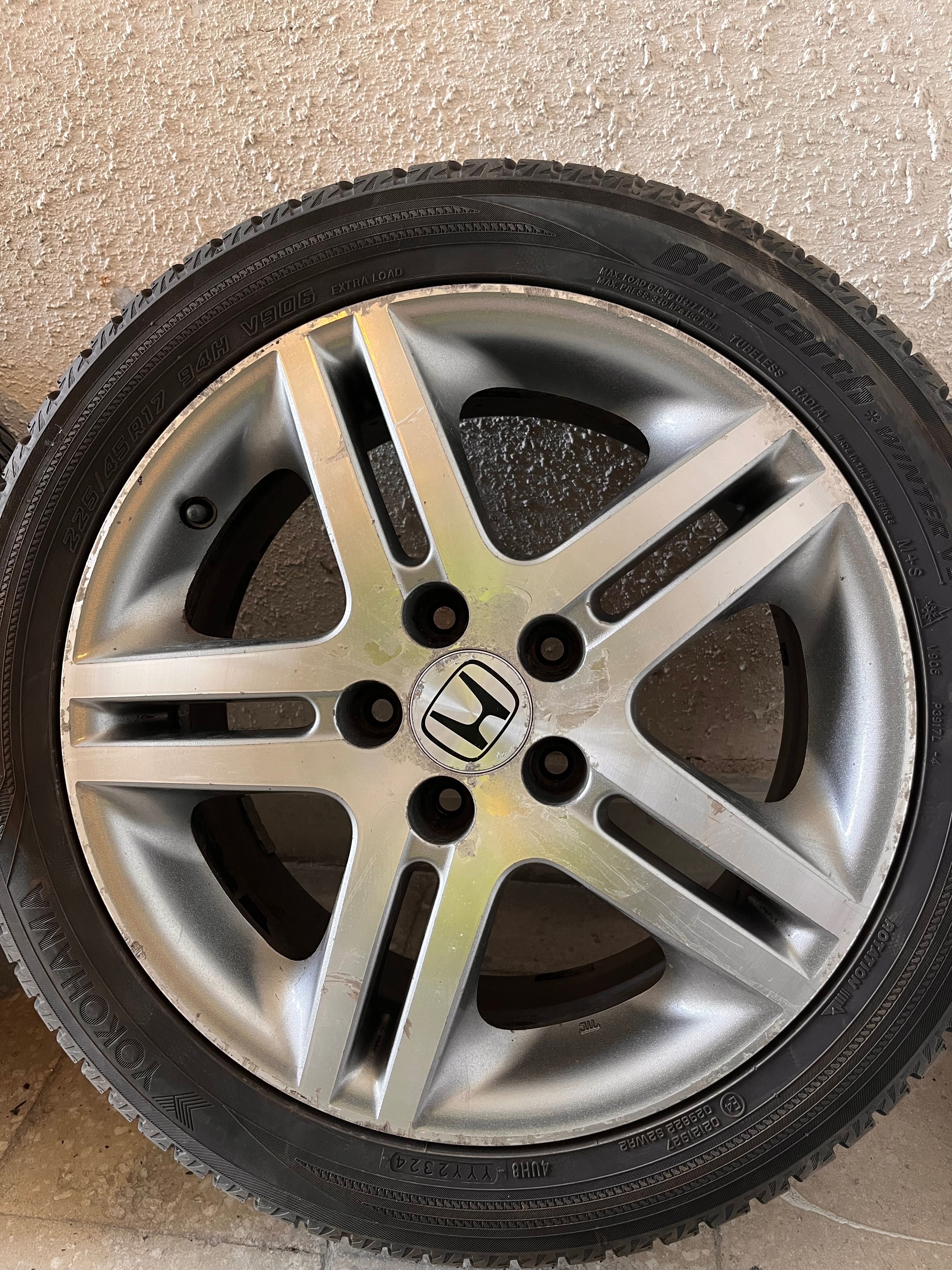 Зимни гуми Yokohama BluEarth Winter V406 с оригинални Enkei Honda 17