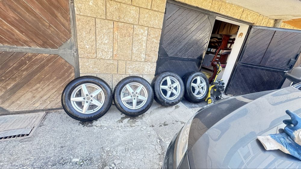 Продавам зимни гуми Bridgestone 235/65 R17 с джанти