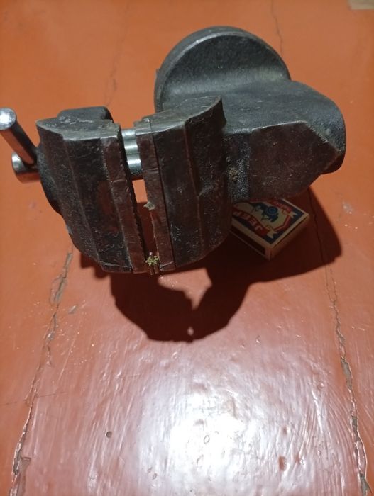 Тиски слесарные.