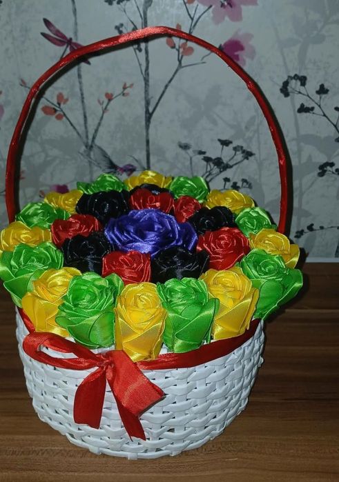 Coșulețe împletite cu trandafiri eterni