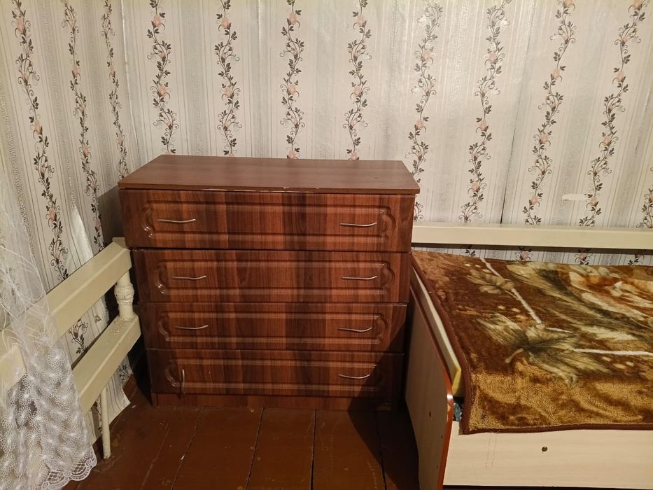 Кровать односпальный и комод.