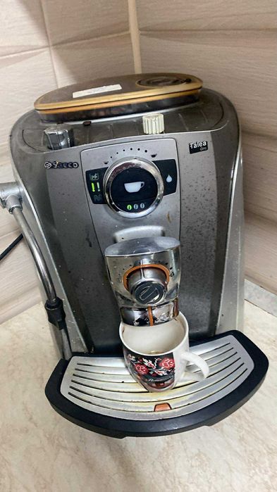 Vând expresor de cafea saeco,