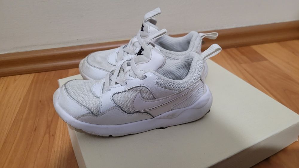 Adidasi NIKE alb marimea 27