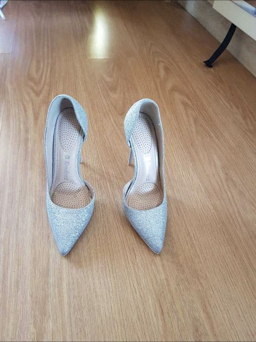 Чисто нови сребристи обувки Tendenz