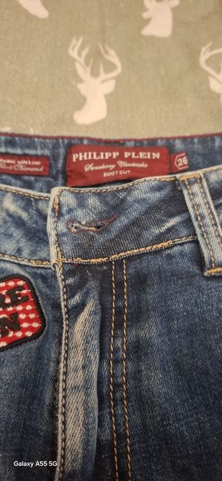 Много яко дънки и блуза на Филип плейнн