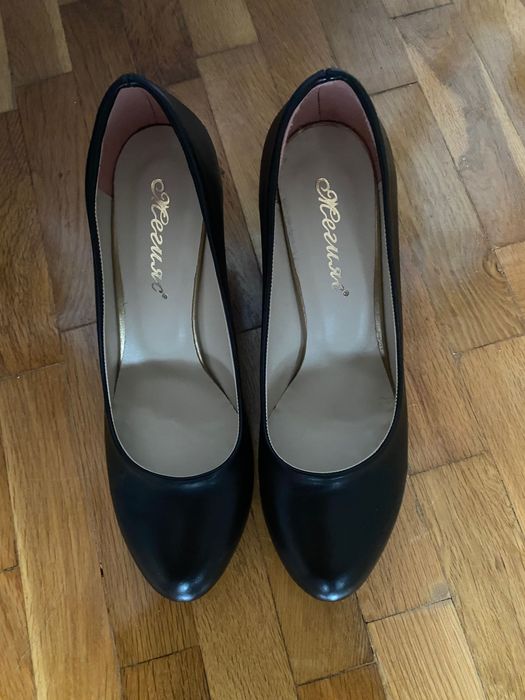 Дамски обувки на дебел ток