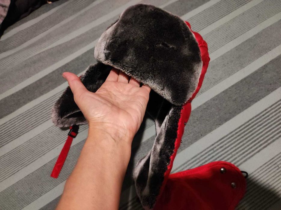 Шапка зимняя красного цвета, новая.