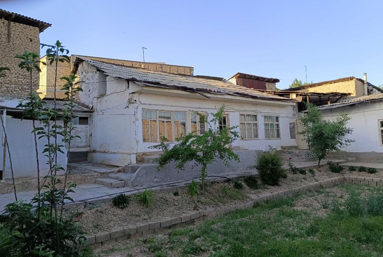 Uy sotiladi yer hisobida kelishilad.