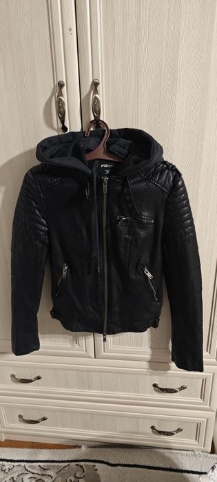 Продам кожзам куртку