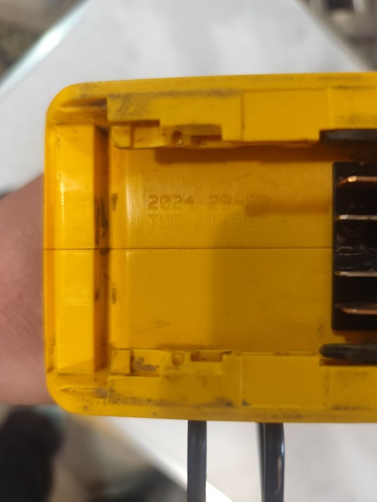 Акумулаторен безчетков такер за скоби Девалт Dewalt DCFS950