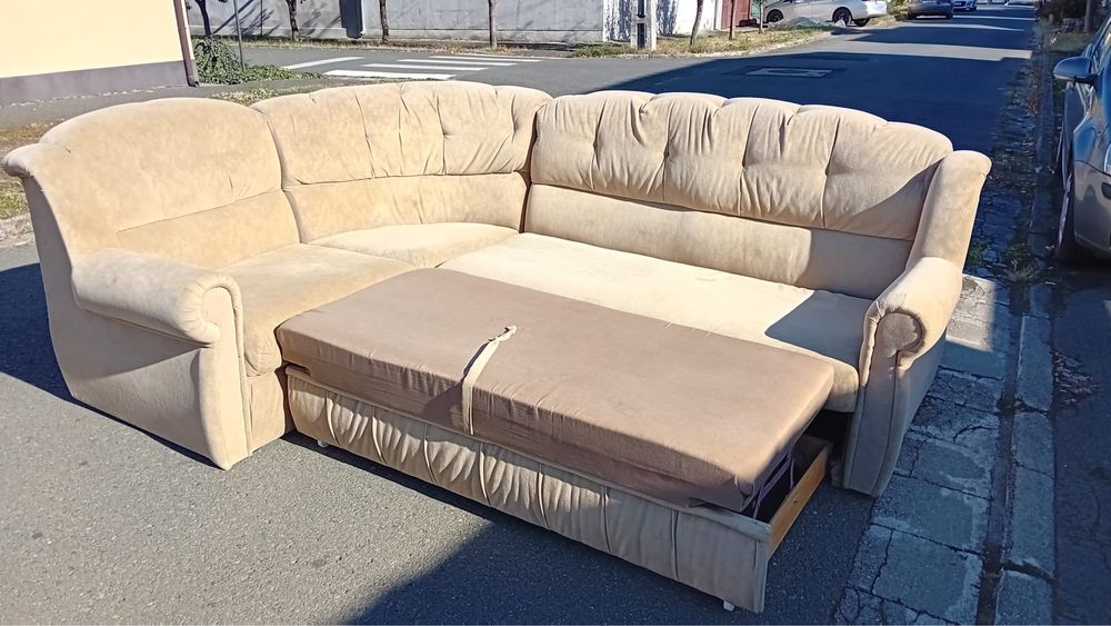 Coltar extensibil cu loc pentru haine