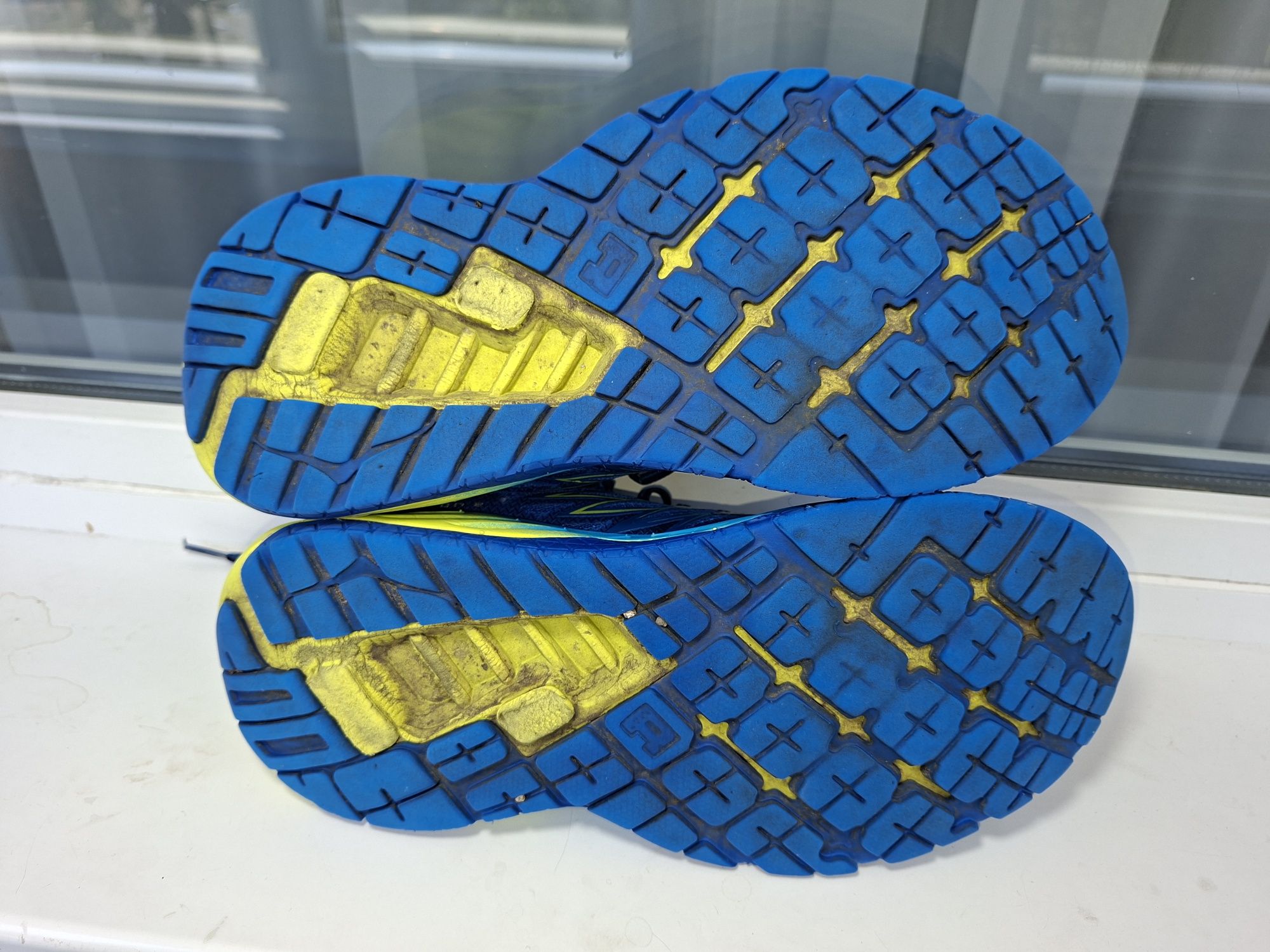 Vând pantofi sport Hoka originali nr 42