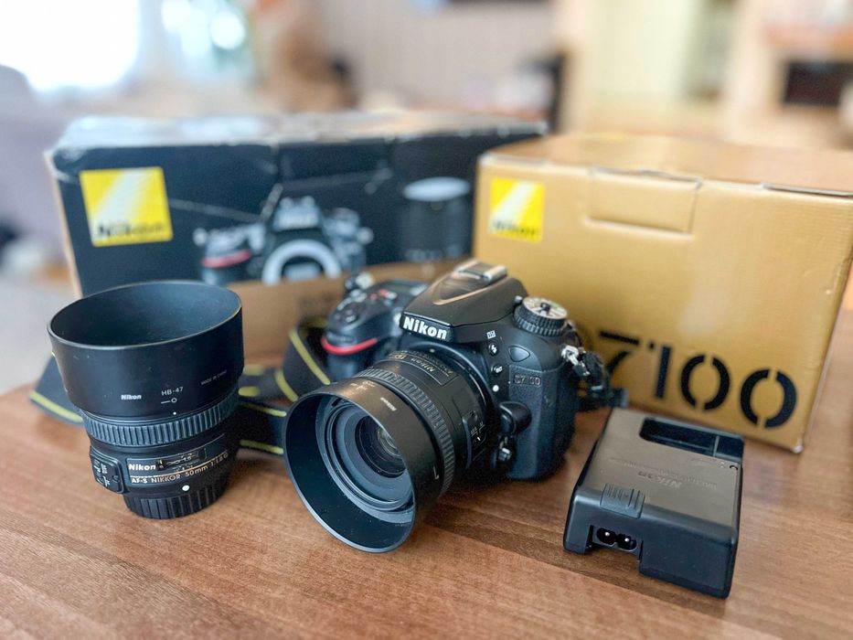 Pachet Nikon D7100 (13.000 cadre) cu obiective portret (35mm, 50mm)