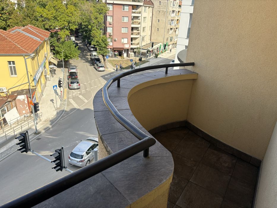 Тристаен апартамент в кв.Кючук Париж