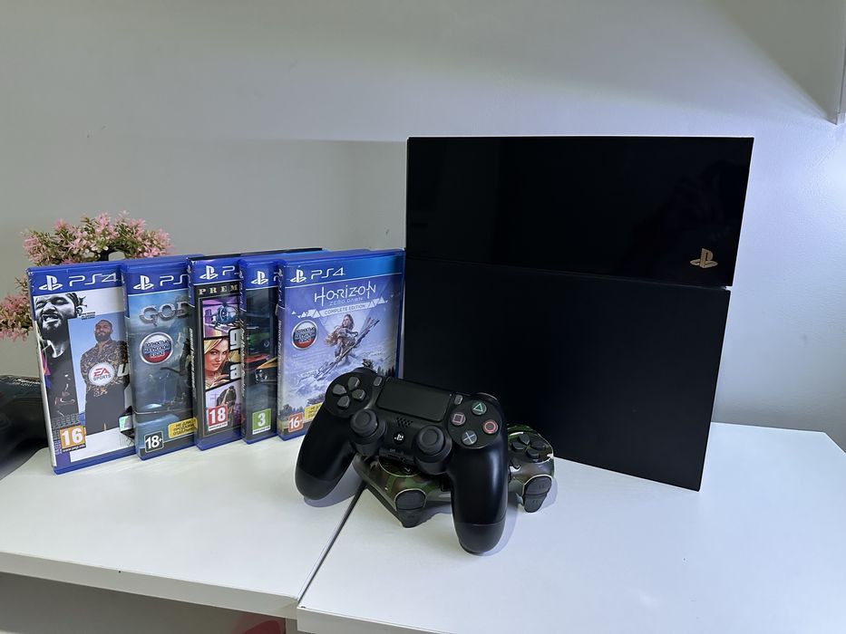 PlayStation 4 Ps4 + 2 джойстика