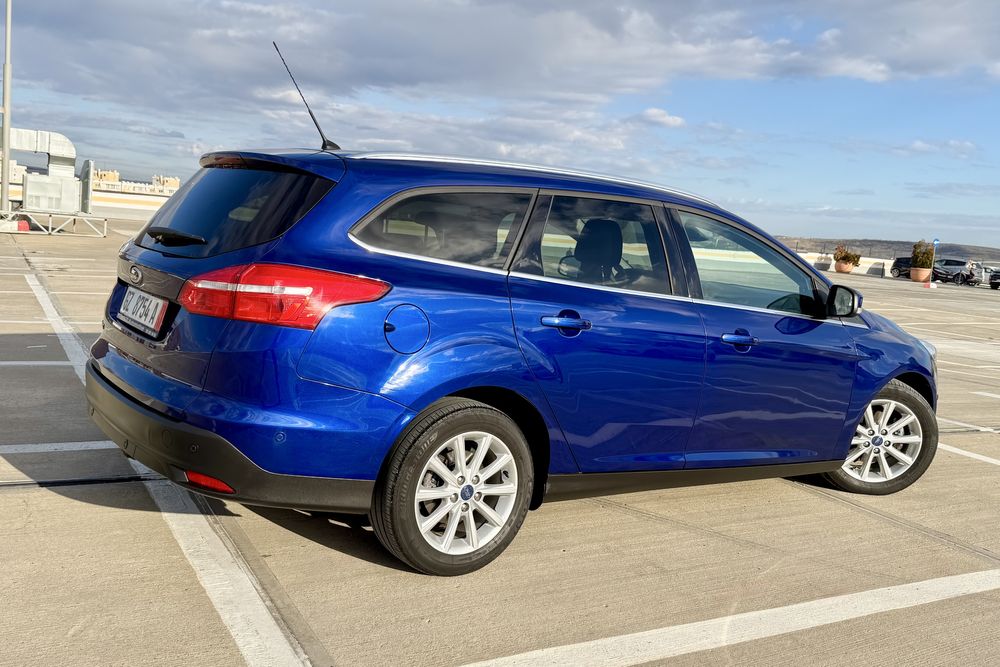 Ford Focus TITANIUM Bi-Xenon Lane-Assist Distronic Trafic-Sign Blis