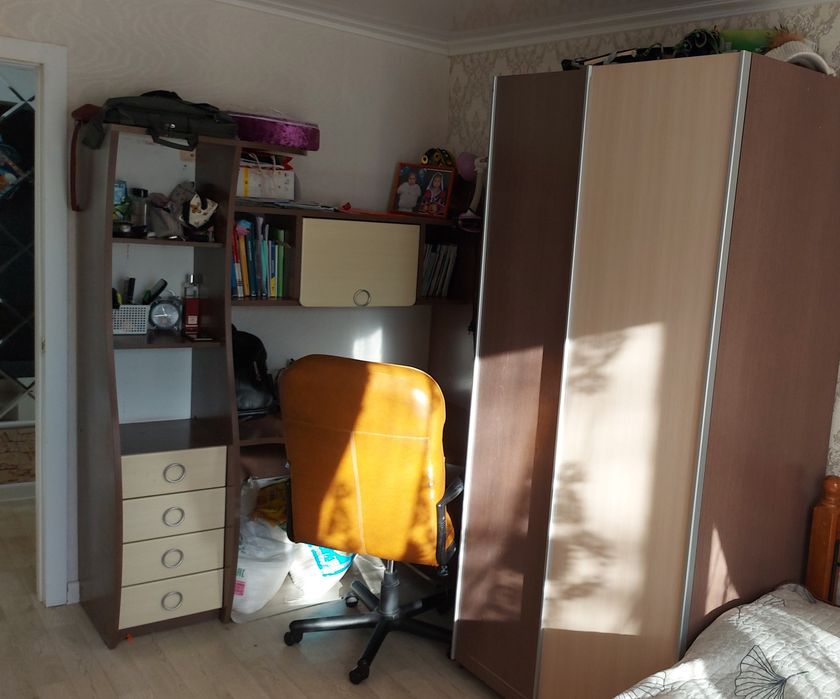 Продаю двухярусный кровать , шкаф, стол угловой со шкафом.