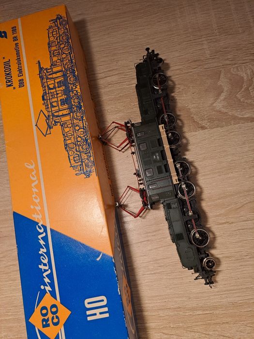 Модель Локомотив электровоз br1189 крокодил  roco