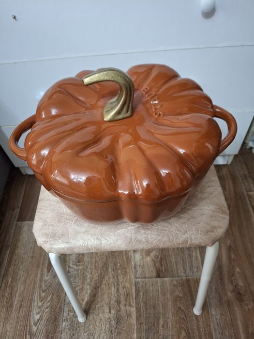 Кастрюлю  чугунный эмаль. STAUB