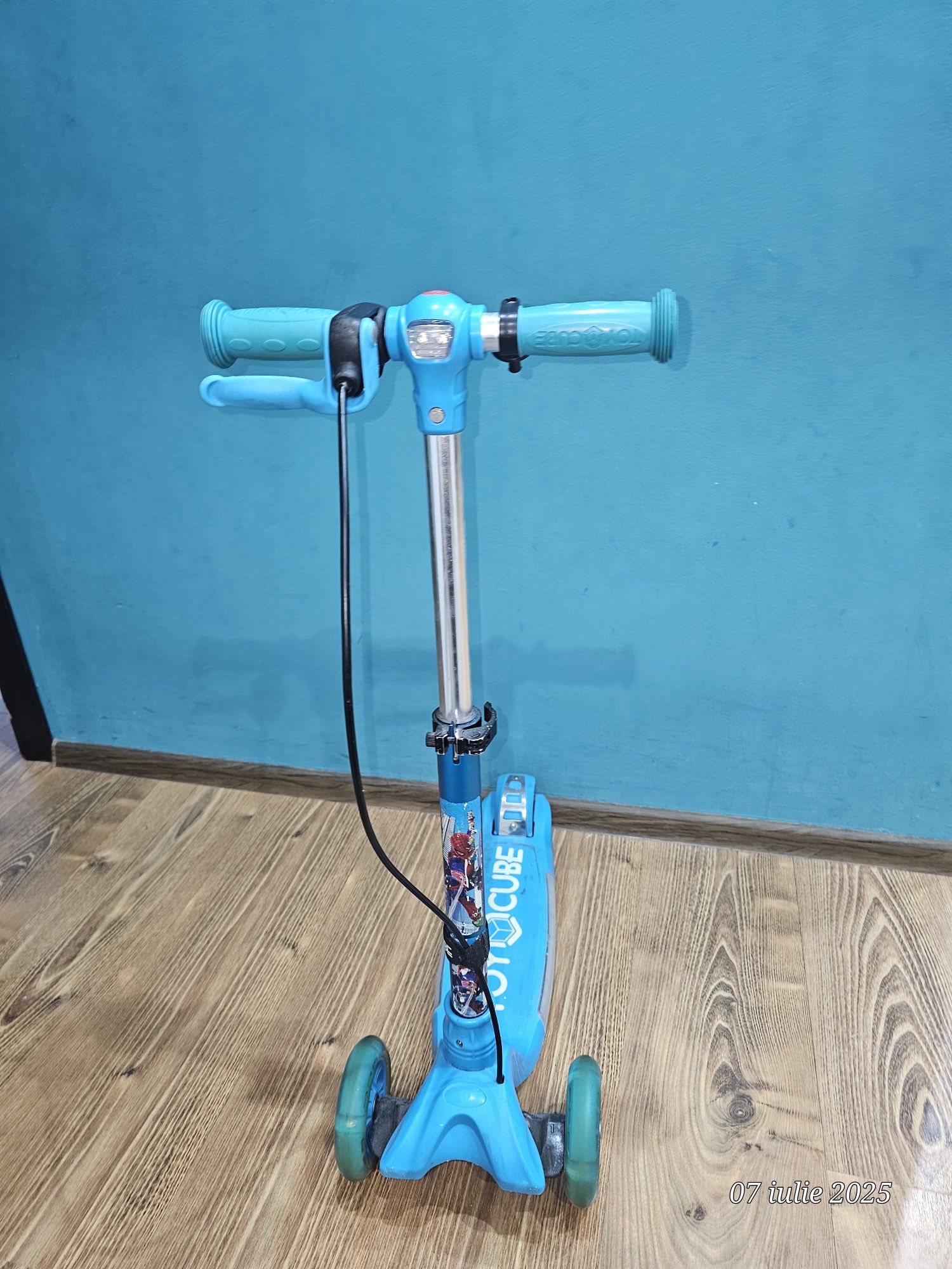 Trotineta Novokids cu roti de silicon și siguranța la schimbarea direc