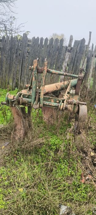 Vând plug cu trei brazde PP4