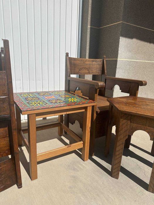 Дървени мебели от масивно дърво - маси, столове, скринове