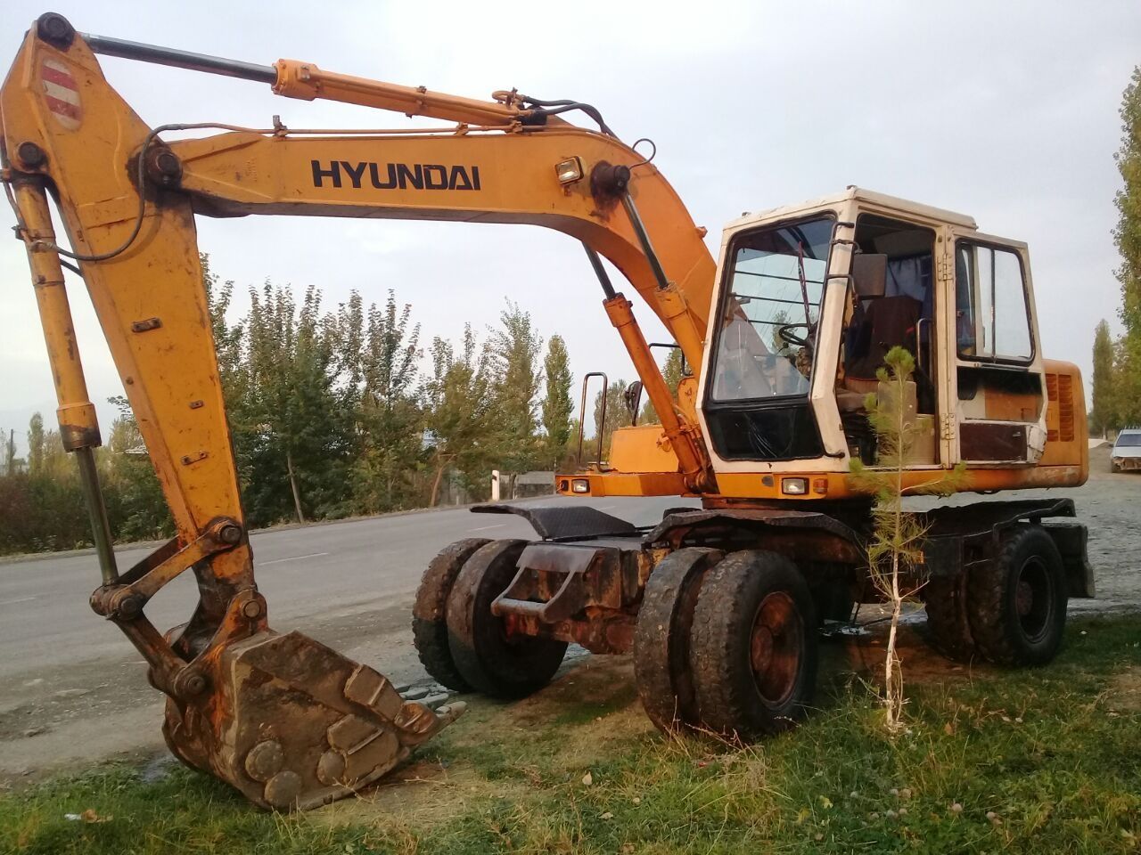 Ekskavatir Hyundai zo'r xolada ishga tayor kamchilik yoq.