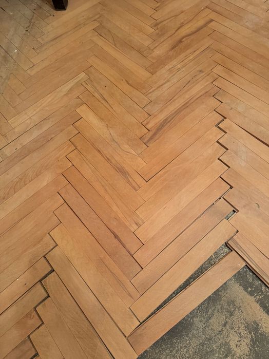 Естествен паркет 48м2, много запазен