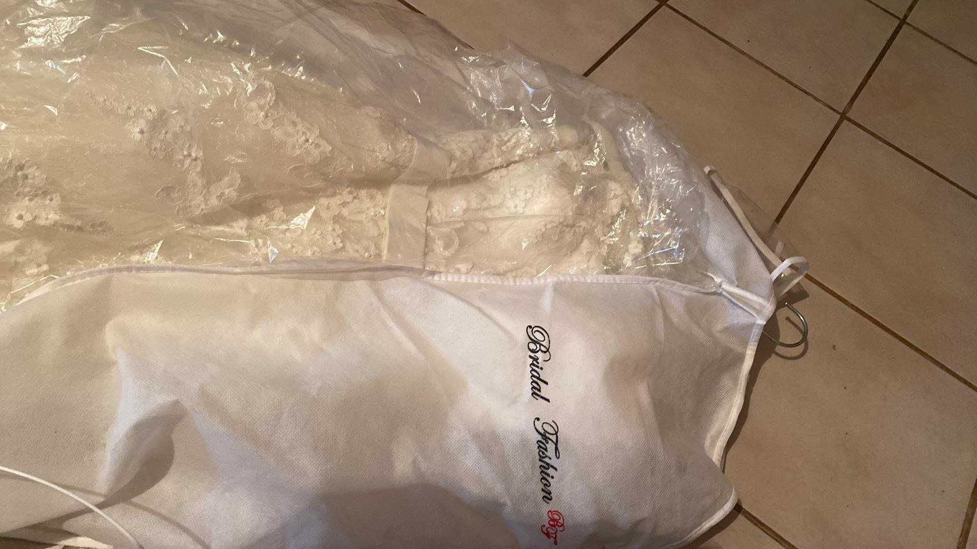 Продавам булчинска рокля от Bridalfashion размер S само за 390 лв.