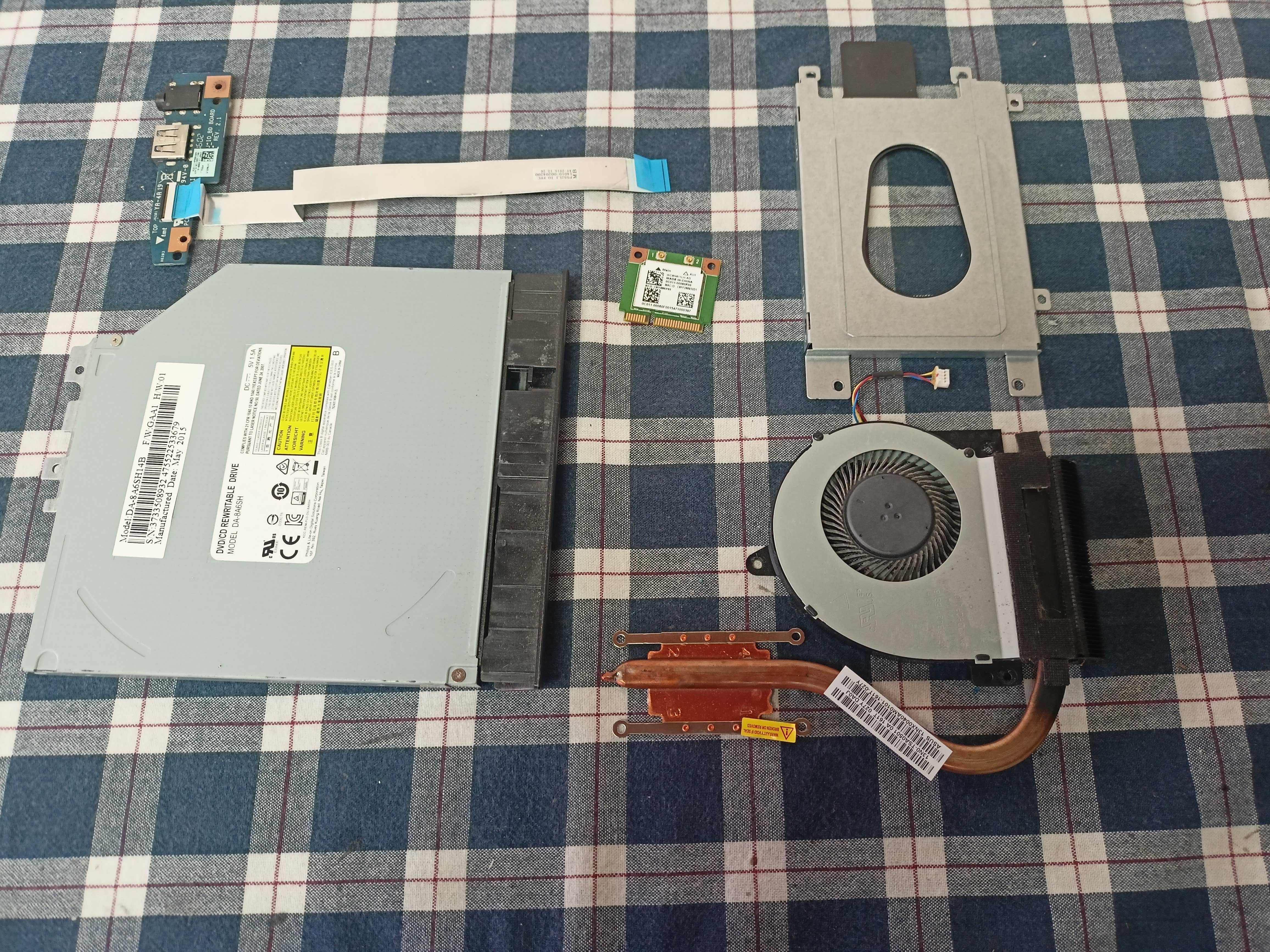 Dezmembrez Asus P2520L