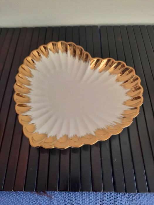 Platou nou din porțelan alb cu auriu