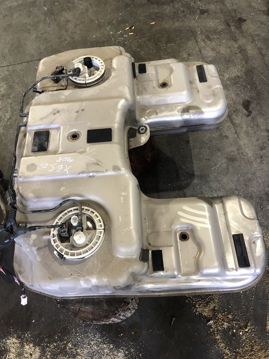 Резервоар с помпа бмв х6 е71 5.0и 408 ( rezervoar bmw x6 e71 5.0i 408