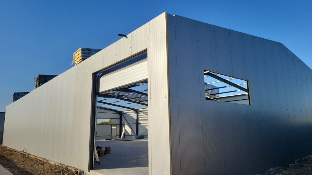 Vand hala metalica 15X30 metri cu panouri sandwichi