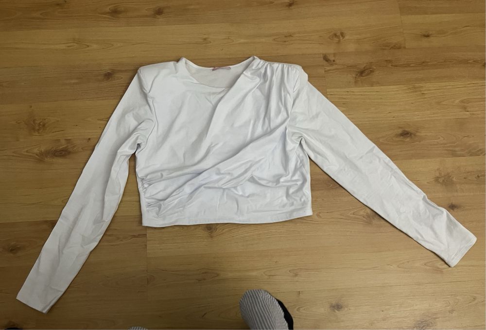 Bluza alba crop top cu pernute la umeri
