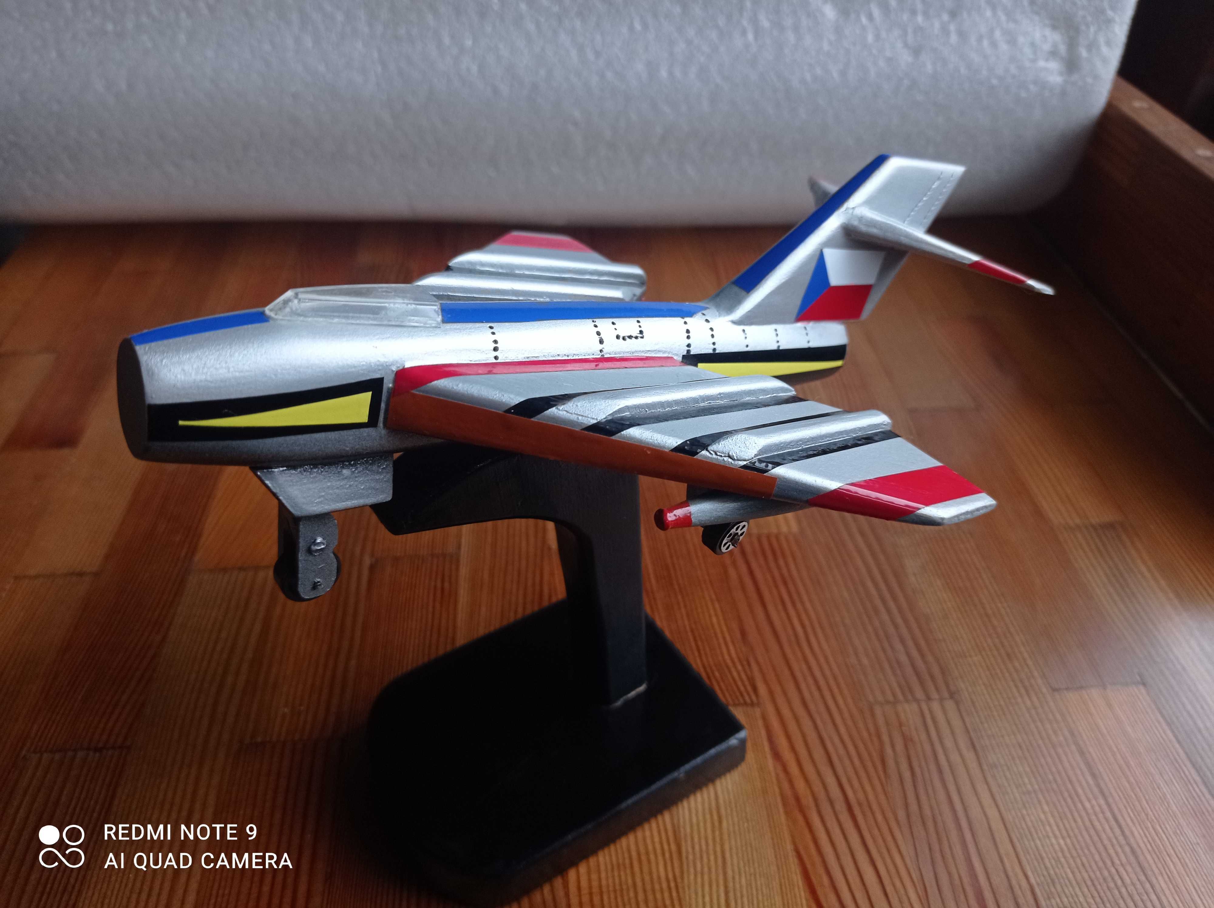 Дървени модели на самолети кораб
