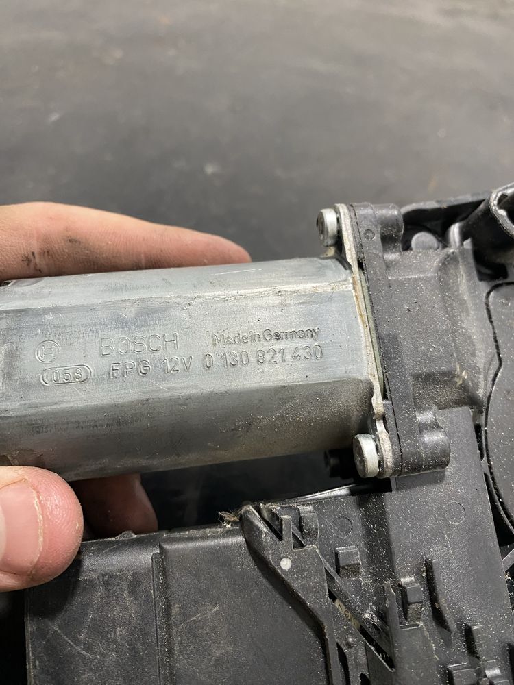 Motoras macara geam stanga spate Volkswagen Golf 5 2004-2010