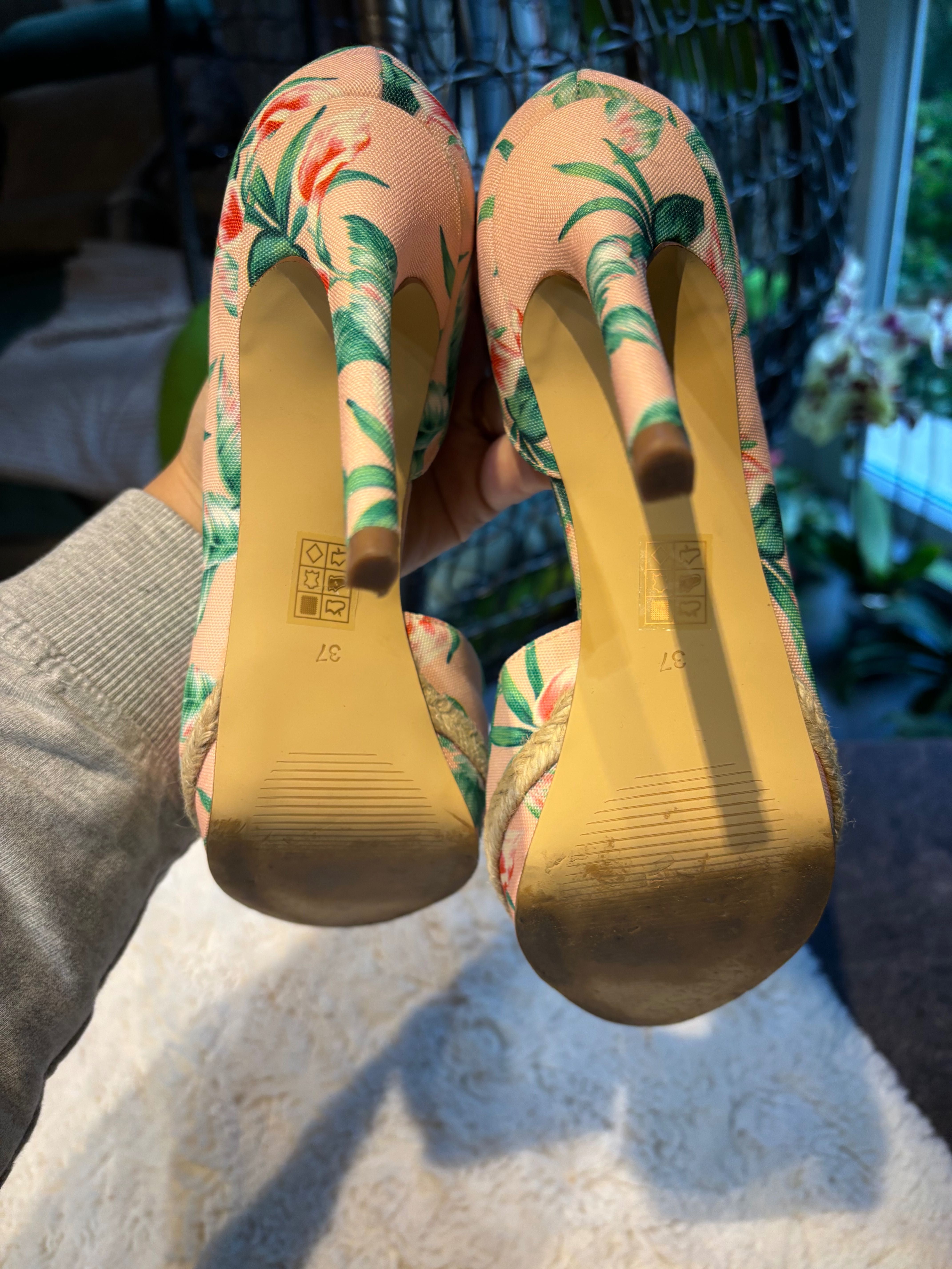 Обувки GUESS. В добро състояние