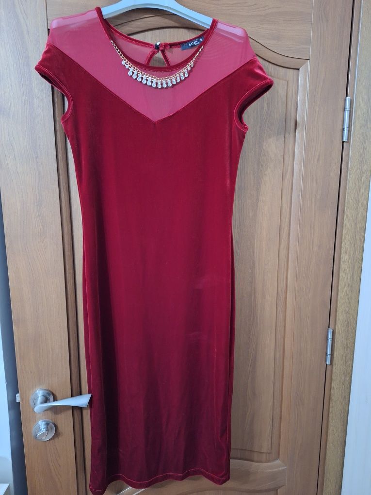 Rochie rosie din catifea cu accesoriu la gat Nr 38/40