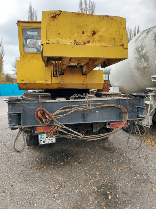 Кран на базе кузова Маз