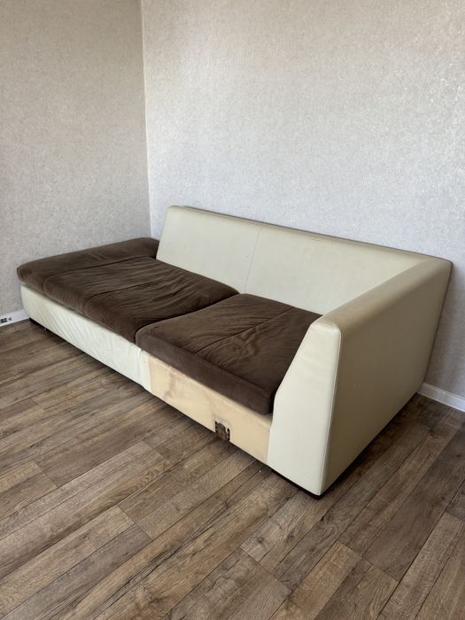 Продам диван в среднем состоянии