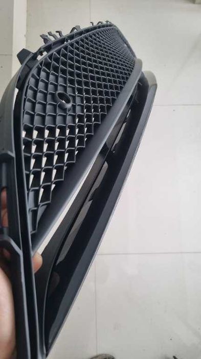 Grila inferioara ornament crom bara fata mercedes w213 amg