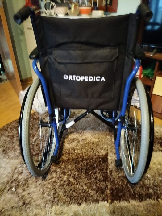 Scaun handicap cu rotile albastru până în 100 de kg de la ortopedica .