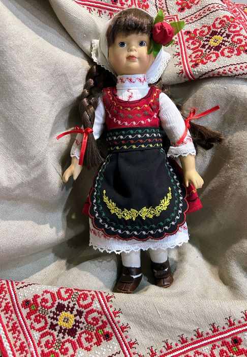 Кукла с бродирана носия