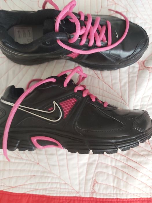 Vand Adidasi Nike
