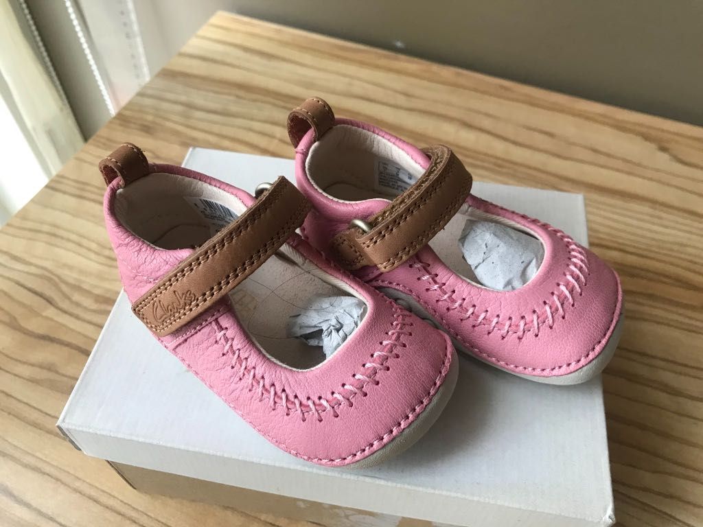 Нови обувки Clarks Little Atlas бели и розови, нови размер 18